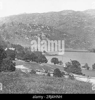 Une photographie vintage en noir et blanc de la fin du 19e siècle d'Ardlui sur le Loch Lomond en Écosse. Banque D'Images