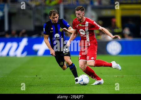 Georgios Kyriakopoulos de l'AC Monza est en compétition pour le ballon avec Nicolo Barella du FC Internazionale lors du match de Serie A entre le FC Internazionale et l'AC Monza. Banque D'Images