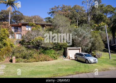 Grande maison australienne indépendante avec jardin vert luxuriant le jour d'hivers bleu ciel, Avalon Beach, Sydney, Australie Banque D'Images