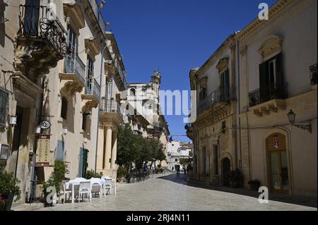 Paysage avec vue panoramique sur la via Francesco Mormino Penna dans le centre historique de Scicli en Sicile, Italie. Banque D'Images