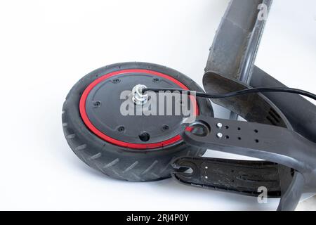 Scooter électrique démonté, crevaison de roue et remplacement par une nouvelle roue, réparation de transport électrique et services Banque D'Images