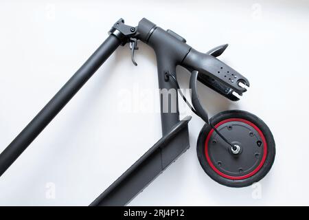 Scooter électrique démonté, crevaison de roue et remplacement par une nouvelle roue, réparation de transport électrique et services Banque D'Images