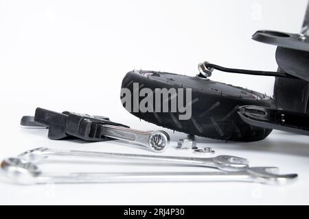 Scooter électrique démonté, crevaison de roue et remplacement par une nouvelle roue, réparation de transport électrique et services Banque D'Images