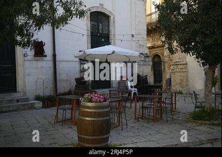 Patio bistro sicilien local sur via Mormino Penna à Scicli Sicile, Italie. Banque D'Images