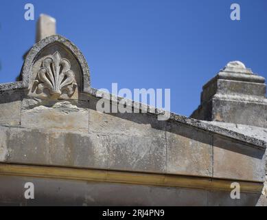 Détail architectural de style baroque d'un mausolée funéraire dans le Cimetero monumentale di Scicli en Sicile, Italie. Banque D'Images