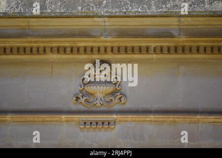 Détail architectural de style baroque d'un mausolée funéraire dans le Cimetero monumentale di Scicli en Sicile, Italie. Banque D'Images