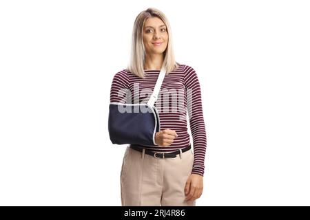 Jeune femme avec un bras cassé portant une attelle de bras isolée sur fond blanc Banque D'Images