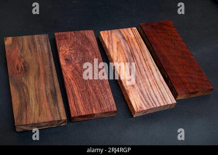 Lot de 4 bois de bois de rose naturel sur terrain noir Banque D'Images