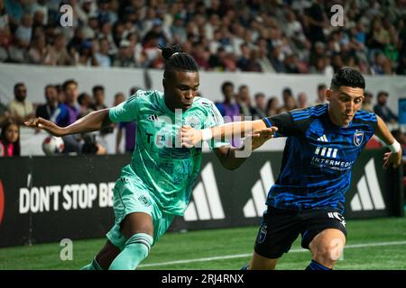 Vancouver, Canada. 20 août 2023. Vancouver, Colombie-Britannique, Canada, 20 août 2023 : Sam Adekugbe (Vancouver Whitecaps FC 3) se bat pour le ballon avec Cristian Espinoza (San Jose Earthquakes 10) lors du match de football de la Ligue majeure entre Vancouver Whitecaps FC et San Jose Earthquakes au BC place Stadium à Vancouver, Colombie-Britannique, Canada (USAGE ÉDITORIAL SEULEMENT). (Amy elle/SPP) crédit : SPP Sport Press photo. /Alamy Live News Banque D'Images