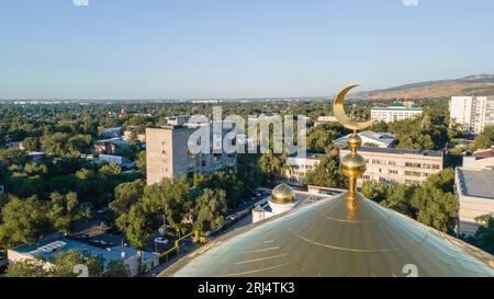 Almaty, Kazakhstan - 17 août 2023 : croissant d'or sur le dôme du minaret. Mosquée centrale Banque D'Images