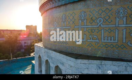 Almaty, Kazakhstan - 17 août 2023 : prière sur le mur du dôme de la mosquée centrale. Mosaïque arabe Banque D'Images