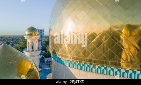 Almaty, Kazakhstan - 17 août 2023 : le dôme doré et le minaret de la mosquée. La mosquée centrale Banque D'Images