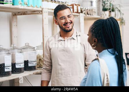 Épicerie, personnel et inventaire conversation avec le sourire à une petite entreprise durable. Employés, communication et planification de la gestion de la vente au détail dans Banque D'Images