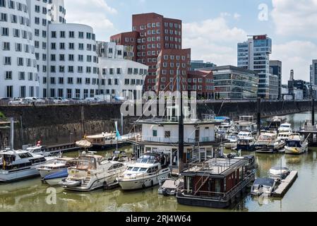 Dusseldorf, Allemagne - 2 juin 2022 : vue rue de Dusseldorf à la journée avec Media Harbour, bateaux au premier plan et architecture contemporaine (Neuer Banque D'Images