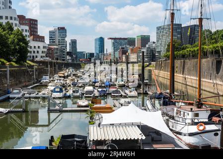 Dusseldorf, Allemagne - 2 juin 2022 : vue sur la rue de Dusseldorf à la journée avec Media Harbour et architecture contemporaine en Rhénanie du Nord-Westphalie, Germa Banque D'Images