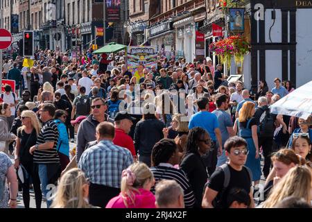 Édimbourg, Écosse, Royaume-Uni. 19 août 2023. Edinburgh Royal Mile très occupé pendant le Fringe Festival. Le beau temps le week-end a apporté des milliers de Banque D'Images