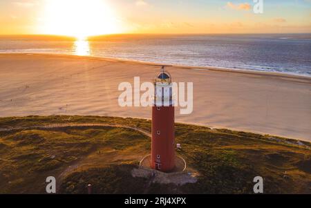 Phare de Texell au coucher du soleil pays-Bas Île néerlandaise Texel en été avec des dunes de sable à l'île des Wadden. vue aérienne du drone d'en haut Banque D'Images