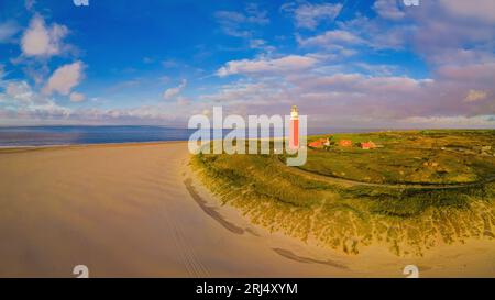 Phare de Texell au coucher du soleil pays-Bas Île néerlandaise Texel en été avec des dunes de sable à l'île des Wadden. vue aérienne du drone d'en haut Banque D'Images