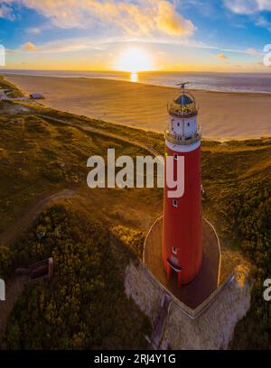 Phare de Texell au coucher du soleil pays-Bas Île néerlandaise Texel en été avec des dunes de sable à l'île des Wadden. vue aérienne du drone d'en haut Banque D'Images