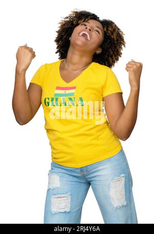 Fan de football encourageant du Ghana avec chemise jaune isolé sur fond blanc pour découper Banque D'Images