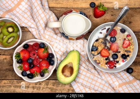 Petit déjeuner sain - fruits frais et granola Banque D'Images
