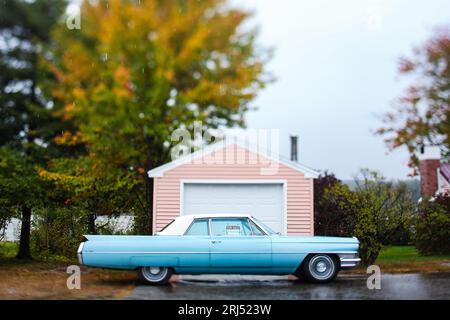 Cadillac coupé Deville 1963 garé devant le garage pour l'enseigne de vente avec effet miniature de photographie Tilt-Shift General Motors Banque D'Images