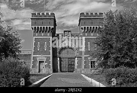 la haye, pays-bas -- 2023.08.16 : ancien bâtiment (ancien) portail (1886) du complexe pénitentiaire néerlandais de scheveningen comprenant le cran de la cpi Banque D'Images