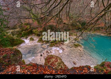 Eau turquoise à la source du Parc naturel de la rivière Uderra Urbasa-Andia, Baquedano, Navarre, Espagne, Europe. Banque D'Images