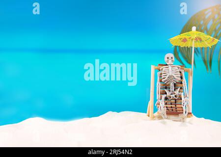 Squelette sur transat avec parasol profite d'une journée de plage en mer. Halloween dans le pays chaud, brûlé. Espace de copie Banque D'Images
