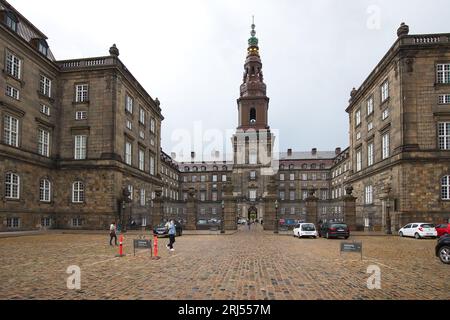 Danemark, Copenhague - 03 juillet 2023 : la tour du palais Christiansborg à Copenhague a une hauteur de 106 mètres. Banque D'Images