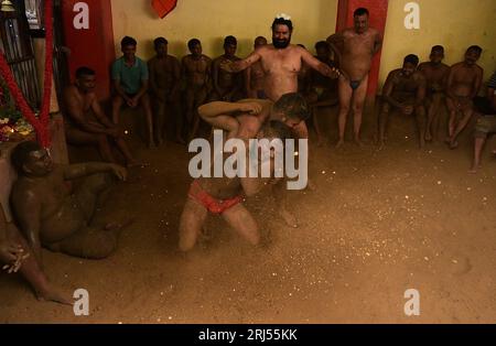 Prayagraj, Inde. Le 21 août 2023, des lutteurs indiens prennent part à un combat de lutte traditionnelle au Loknath Vyayamsala (club de lutte) à l'occasion du festival hindou 'Nag Panchami', à Prayagraj, Inde lundi. Crédit : Anil Shakya/Alamy Live News Banque D'Images