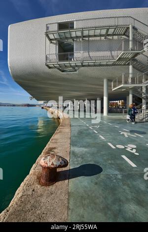 Vue détaillée du Botin Center Museum Art and Culture. Fondation Botin, architecte Renzo Piano. Santander, mer Cantabrique, Cantabrie, Espagne, Europe Banque D'Images