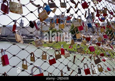 Salzbourg, Autriche, Marko-Feingold-Steg, Makartsteg Pont sur la rivière Salzak orné de cadenas. Banque D'Images