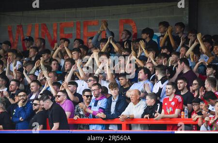 Fans de Crawley lors du match Sky Bet EFL League Two entre Crawley Town et Gillingham au Broadfield Stadium , Crawley , Royaume-Uni - 19 août 2023 photo Simon Dack / Telephoto Images. Usage éditorial uniquement. Pas de merchandising. Pour les images de football des restrictions FA et Premier League s'appliquent inc. Aucune utilisation Internet/mobile sans licence FAPL - pour plus de détails contacter football Dataco Banque D'Images