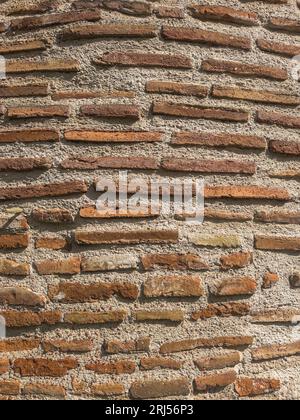 mur de briques de couleur rouge, large panorama de maçonnerie, l'ancien mur de briques rouges. Photo de haute qualité Banque D'Images