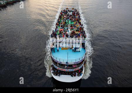 Lancements surpeuplés laissant Sadarghat au terminal sur la rivière Buriganga transportant des passagers en direction de la maison sur le toit pour célébrer Eid-ul-fitr risquant lif Banque D'Images