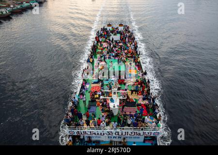 Lancements surpeuplés laissant Sadarghat au terminal sur la rivière Buriganga transportant des passagers en direction de la maison sur le toit pour célébrer Eid-ul-fitr risquant lif Banque D'Images