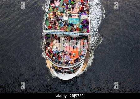 Lancements surpeuplés laissant Sadarghat au terminal sur la rivière Buriganga transportant des passagers en direction de la maison sur le toit pour célébrer Eid-ul-fitr risquant lif Banque D'Images