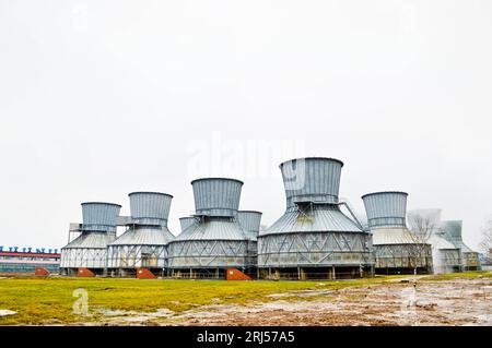 Grandes tours de refroidissement dans l'eau et le brouillard d'une raffinerie de pétrole, d'une usine pétrochimique. Equipement d'échange de chaleur. Banque D'Images