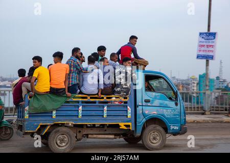 Les gens voyagent dans une petite camionnette pour atteindre leurs villages pour célébrer le festival de l'Eid-al-Adha, sur le pont de l'amitié Bangladesh-Chaina au-dessus du Bur Banque D'Images