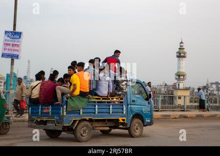 Les gens voyagent dans une petite camionnette pour atteindre leurs villages pour célébrer le festival de l'Eid-al-Adha, sur le pont de l'amitié Bangladesh-Chaina au-dessus du Bur Banque D'Images
