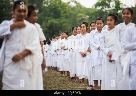 Grand groupe de nonnes bouddhistes lors de la célébration de l'Visak Bochea au temple d'Angkor Wat, Siem Reap, Cambodge. Banque D'Images