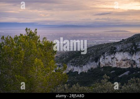 Lever de soleil dans les Alpilles (Provence, France) par une journée partiellement nuageuse au printemps Banque D'Images