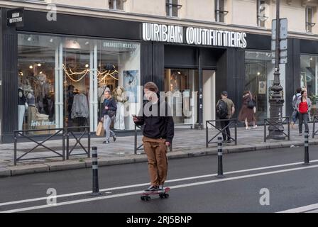 Urban Outfitters boutique rue de Rivoli à Paris. Urban Outfitters, Inc. (URBN) est une entreprise multinationale de vente au détail de style de vie Banque D'Images