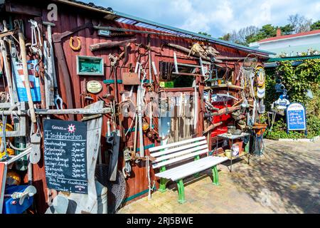 Zempin, Allemagne - 13 avril 2014 : restaurants de poissons typiques locaux à Zempin, Allemagne. Ils offrent du poisson frais tous les jours, mais font aussi fumer du poisson. Banque D'Images