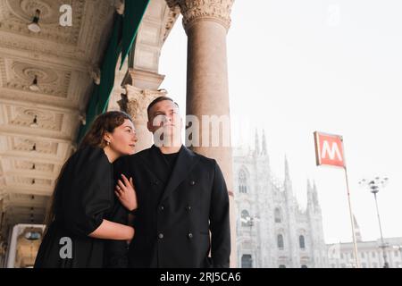 Homme élégant et femme dans l'amour stand près de la station de métro Duomo à Milan Banque D'Images