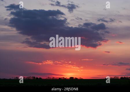 Un paysage magnifique avec un coucher de soleil orange et violet vibrant Banque D'Images