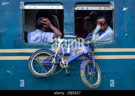 Vue d'un train local à la gare de l'aéroport de Dhaka, Bangladesh. Banque D'Images