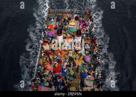 Lancements surpeuplés laissant Sadarghat au terminal sur la rivière Buriganga transportant des passagers en direction de la maison sur le toit pour célébrer Eid-ul-fitr risquant lif Banque D'Images