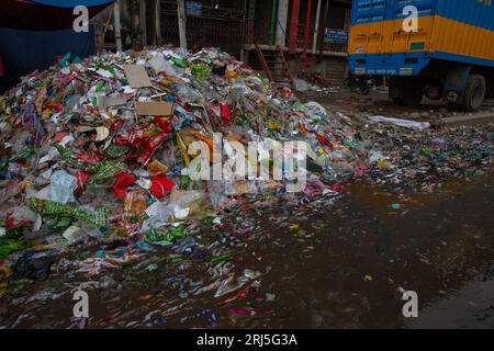 Déchets plastiques jetés près de la route à Jurain à Dhaka, Bangladesh. Banque D'Images